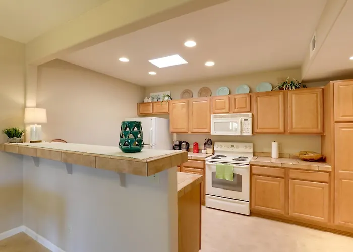 Townhome: 11 Mi To Dtwn - Long-term Stays!