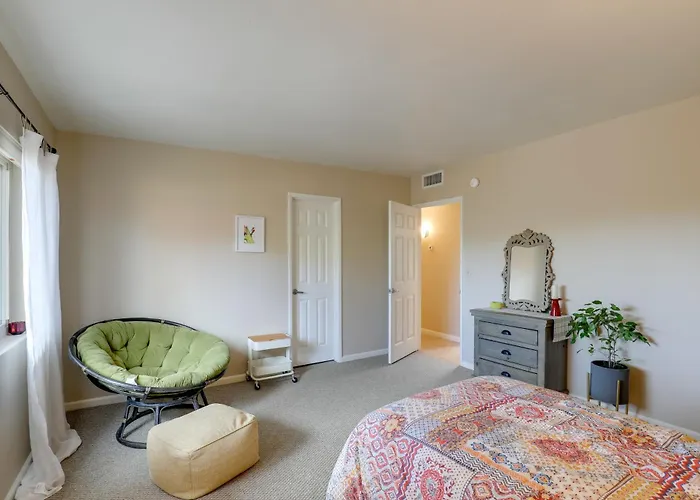 Townhome: 11 Mi To Dtwn - Long-term Stays! Holiday home