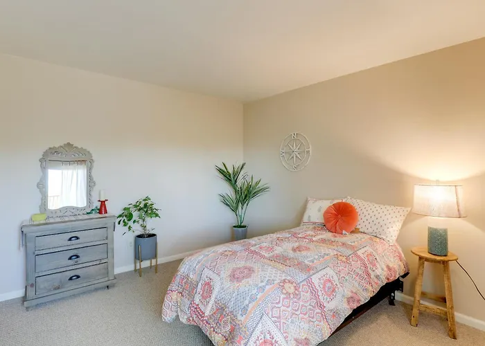 Holiday home Townhome: 11 Mi To Dtwn - Long-term Stays!