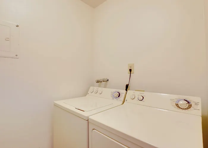 Townhome: 11 Mi To Dtwn - Long-term Stays! Holiday home