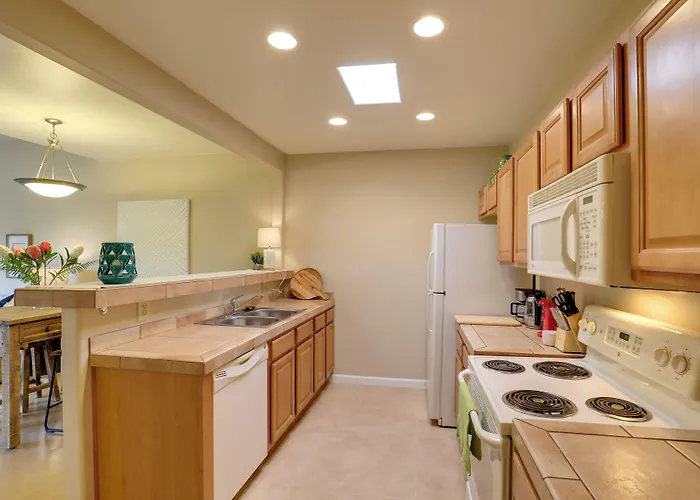 Townhome: 11 Mi To Dtwn - Long-term Stays! Holiday home