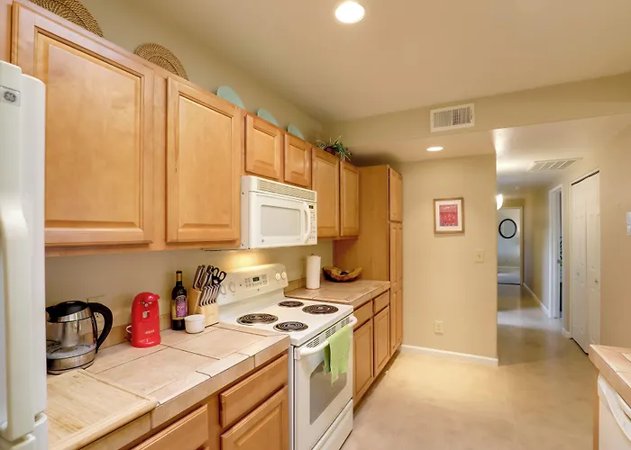 Townhome: 11 Mi To Dtwn - Long-term Stays! Holiday home
